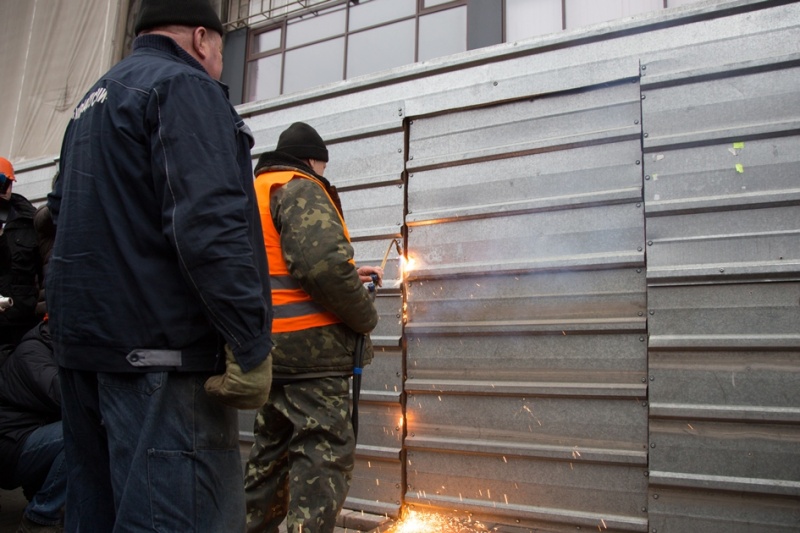 Знесення надбудови на Будинку профспілок: фоторепортаж з центру Києва